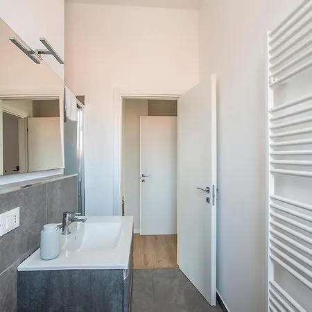 Elengante E Spazioso Vicino Al E Al Centro Apartament