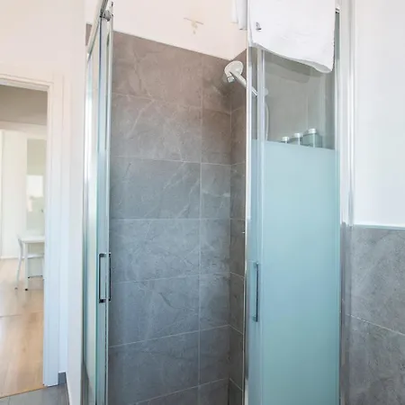 Elengante E Spazioso Vicino Al E Al Centro *