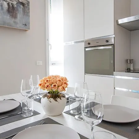 Elengante E Spazioso Vicino Al E Al Centro *