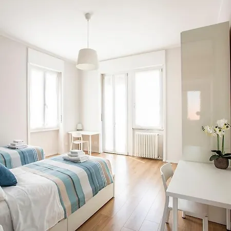 Elengante E Spazioso Vicino Al E Al Centro