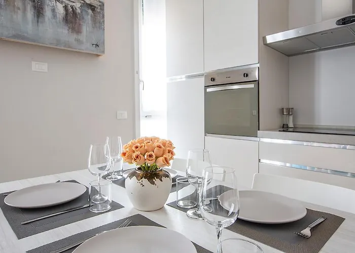 Elengante E Spazioso Vicino Al E Al Centro *