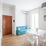 Elengante E Spazioso Vicino Al E Al Centro