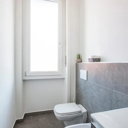 Elengante E Spazioso Vicino Al E Al Centro