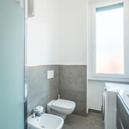 Elengante E Spazioso Vicino Al E Al Centro *