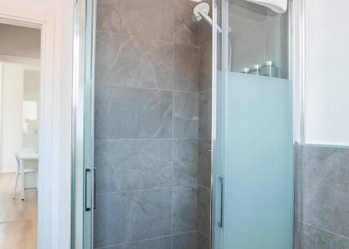 Elengante E Spazioso Vicino Al E Al Centro *