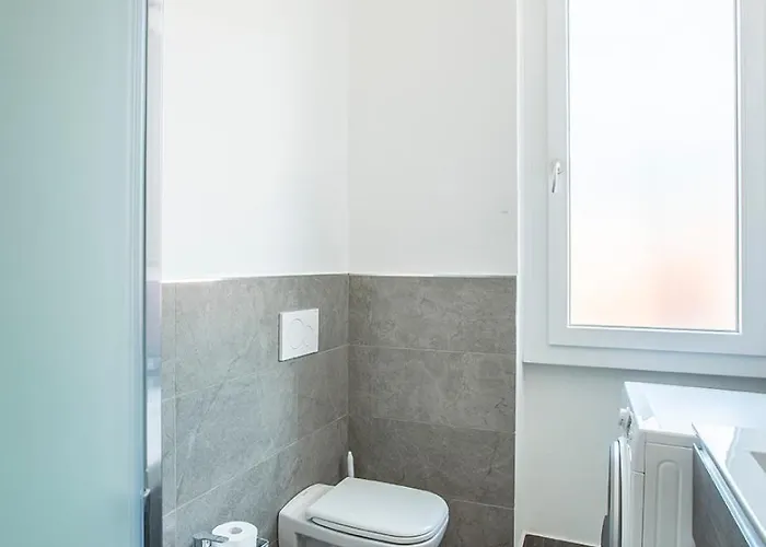 Elengante E Spazioso Vicino Al E Al Centro *