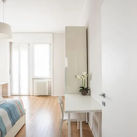 Apartment Elengante E Spazioso Vicino Al E Al Centro